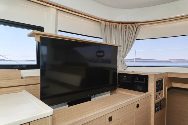 BRAND NEW LAGOON 43