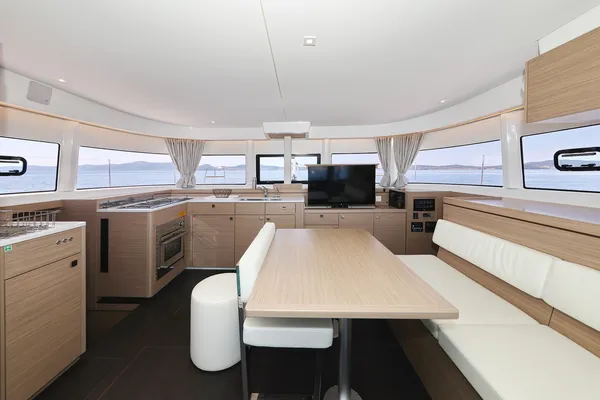 BRAND NEW LAGOON 43