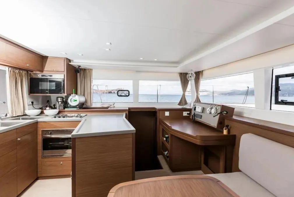 SILICIA - Catamaran in Kaštel Gomilica