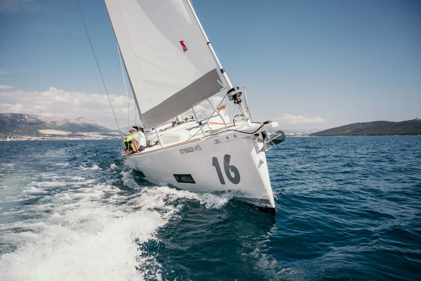 FLORA - Sailboat in Kaštel Gomilica