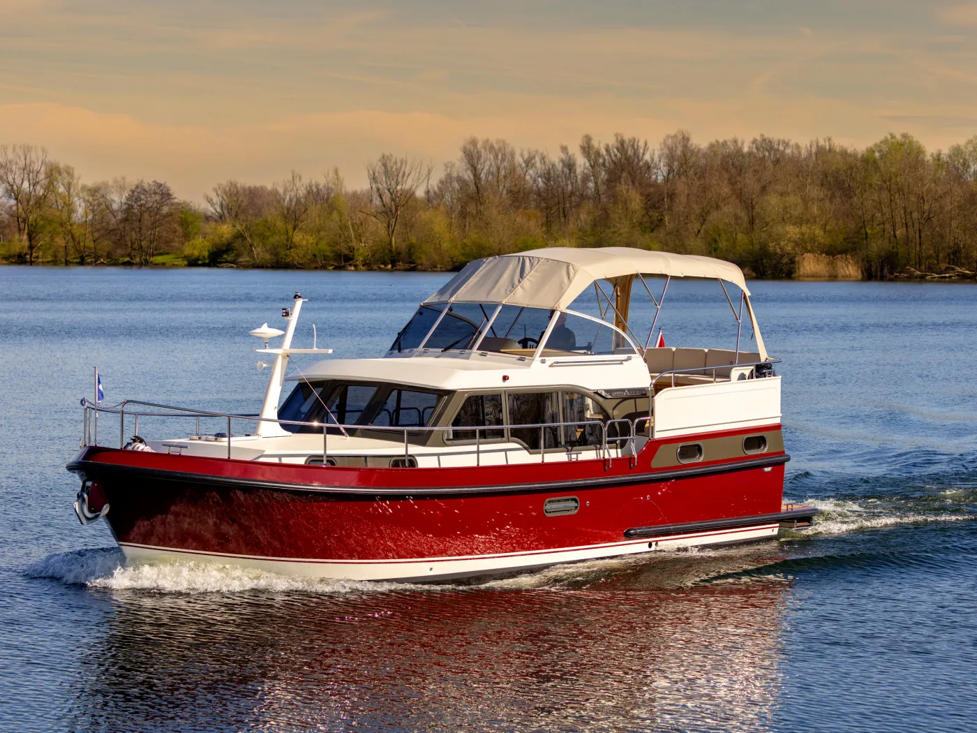 L'Épicurien - Motor Yacht in Le Landeron