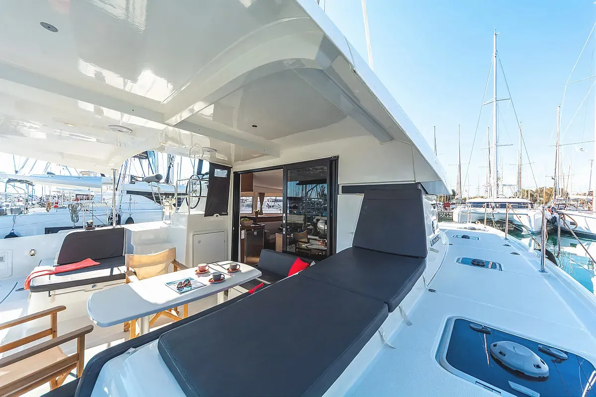 AM20 - Catamaran in Alimos