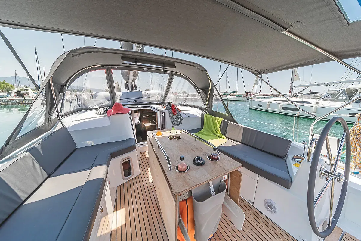 RO22 - Sailboat in Alimos