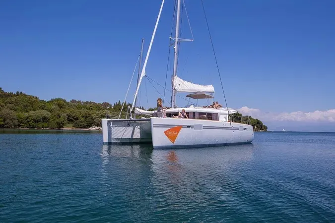 Gin Tonic - Catamaran in Perigiali