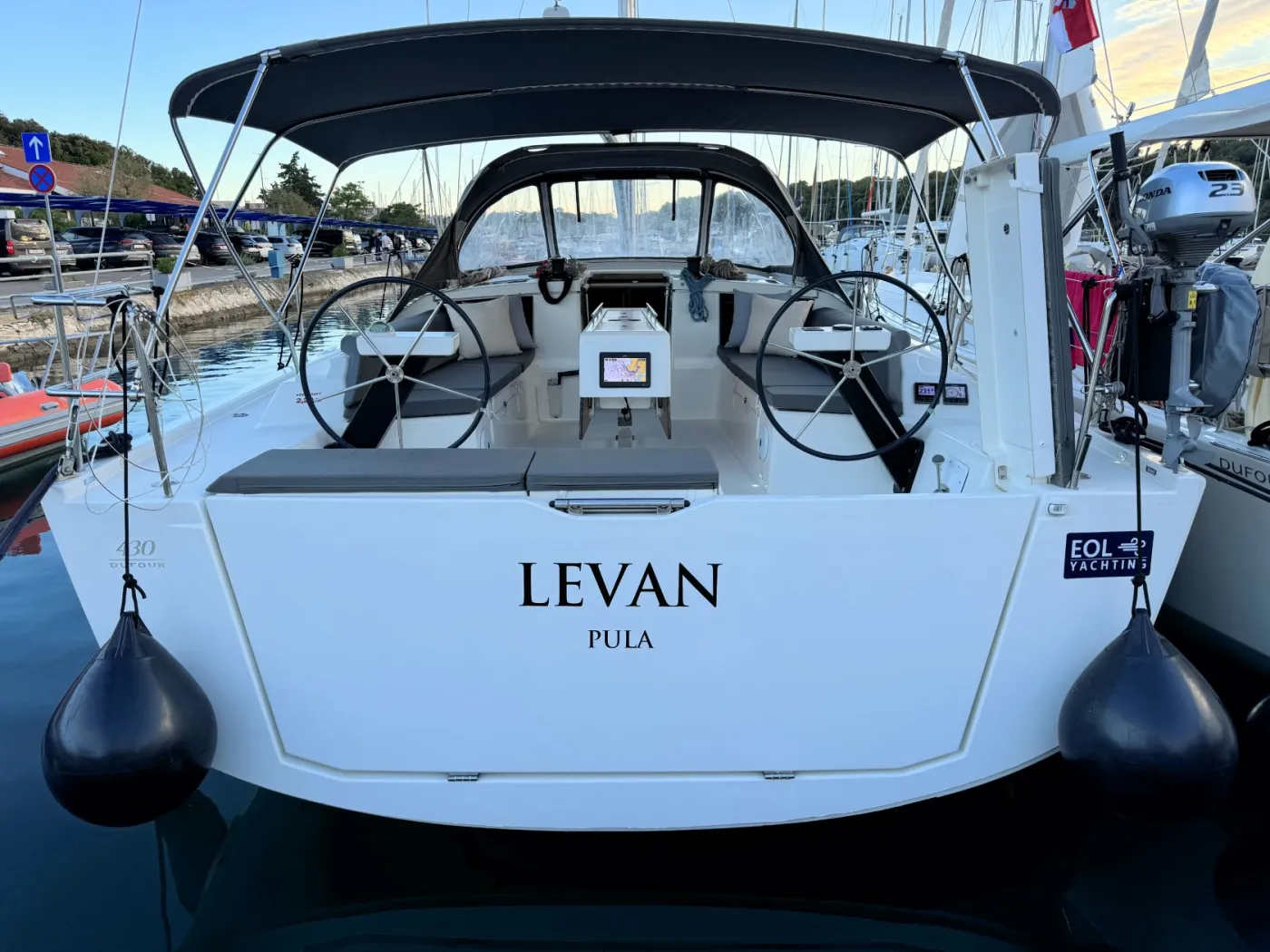 Levan - Yelkenli içinde Pula