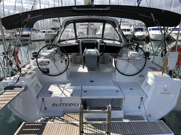 Butterfly (A/C - Generator - 12 pax)