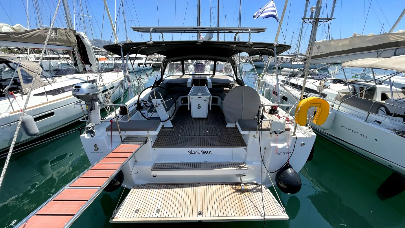 Black Swan (A/C - Generator - 12 pax) - Yelkenli içinde Alimos