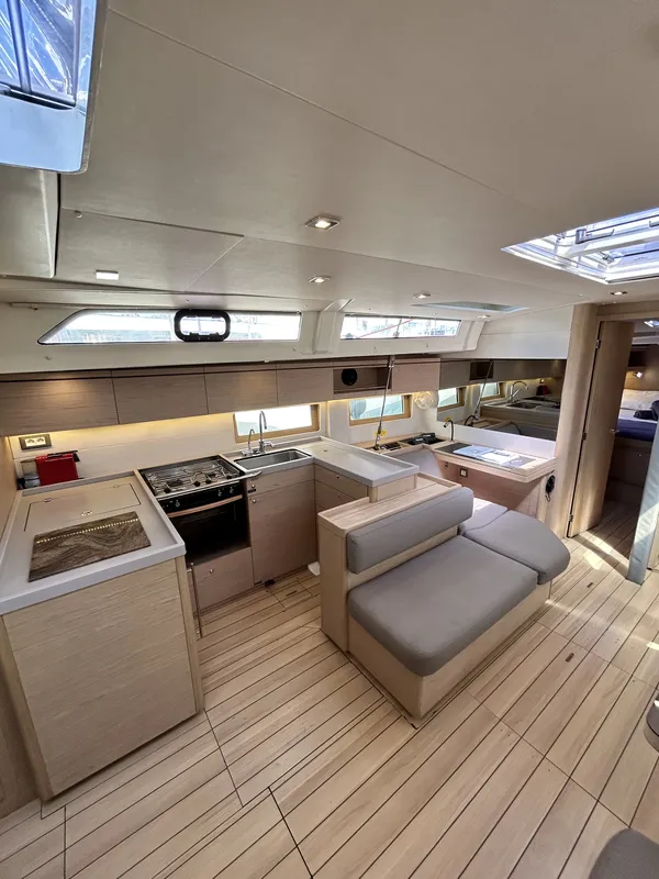 Barracuda (Refit 2026 - A/C - Generator - Electric Heads - 12 Pax)