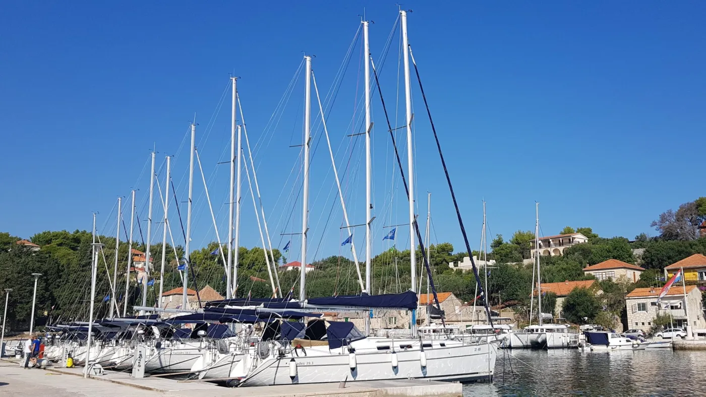 SIBERIA - Sailboat in Rogač