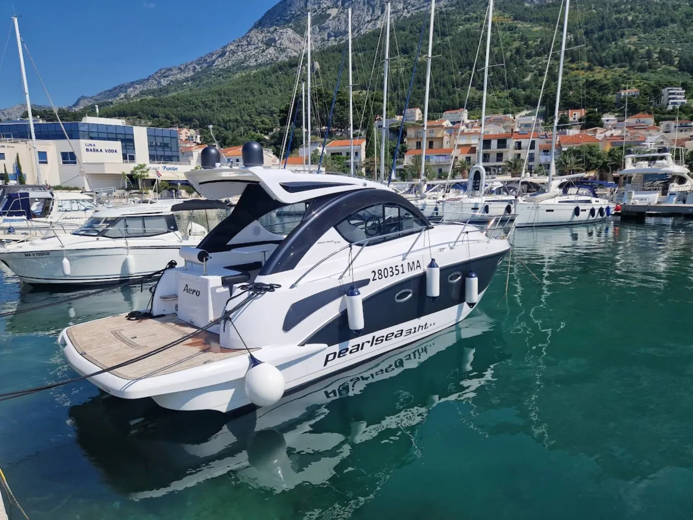 Aero - Motor Yacht in Baška Voda