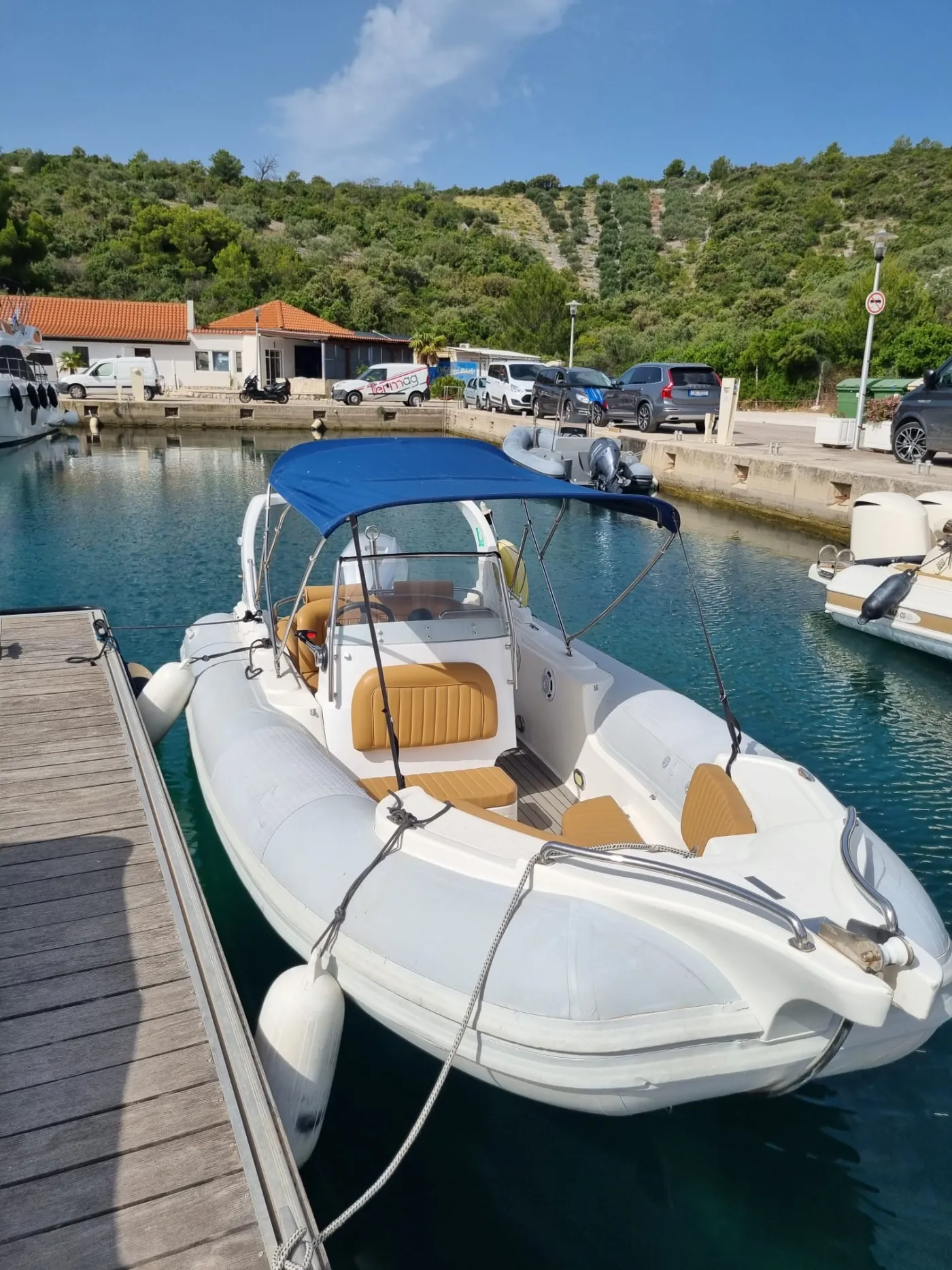 AGA - Motor Yat içinde Primošten