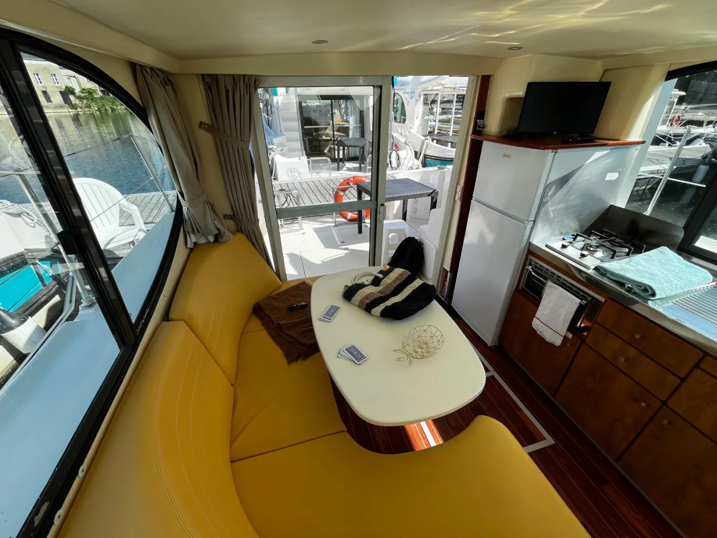 Piano - Motor Yacht in Grez-Neuville