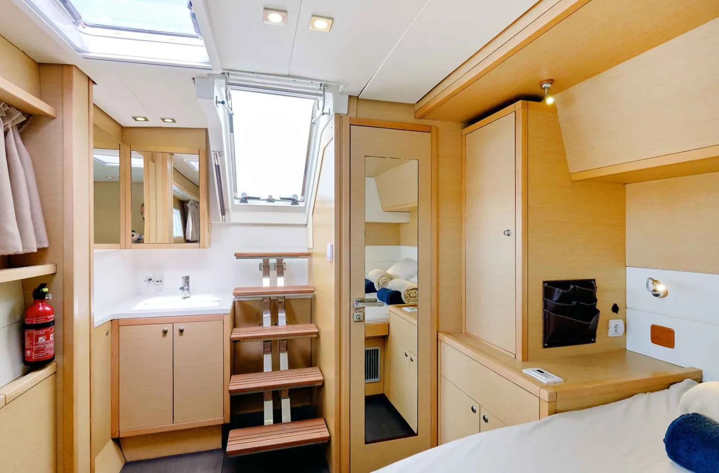 Queen of Hearts (A/C - Generator - Refit 2022) - Catamaran in Alimos