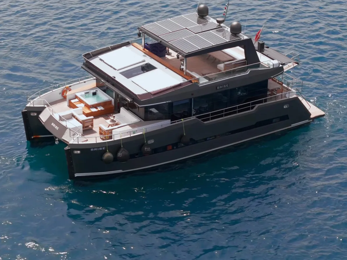 BRISE - Catamaran in Torba