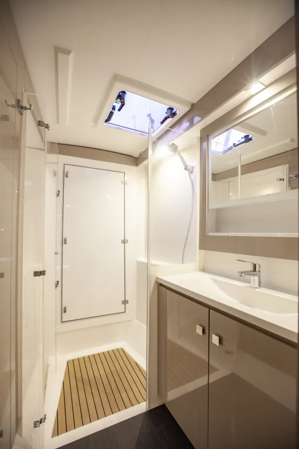 Shower (starboard side)