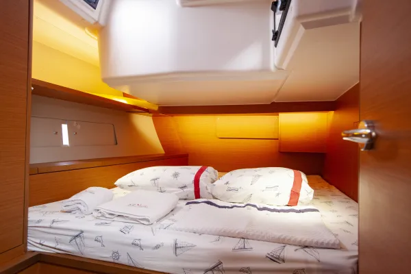 Aft Cabin (starboard side)