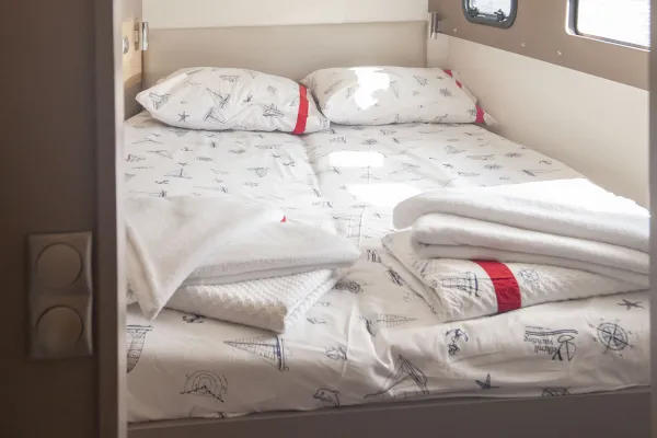 Front Cabin (starboard side)