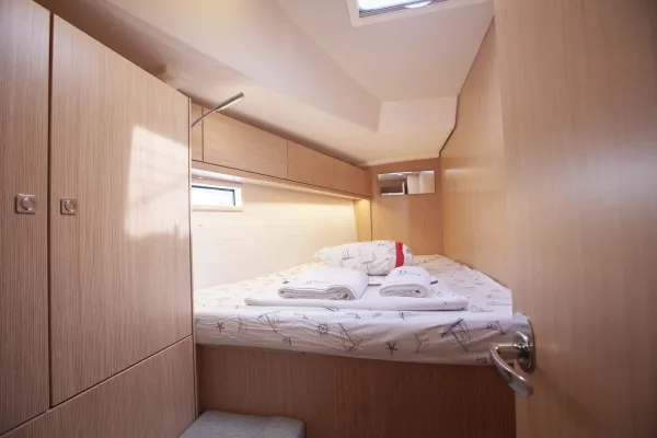Front Cabin (port side)