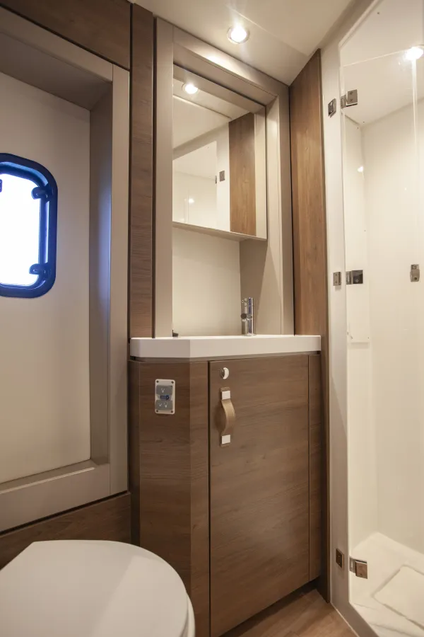 Front WC (starboard side)