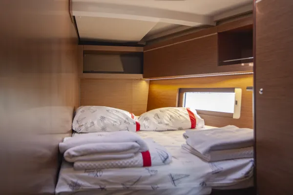 Front Cabin (starboard side)