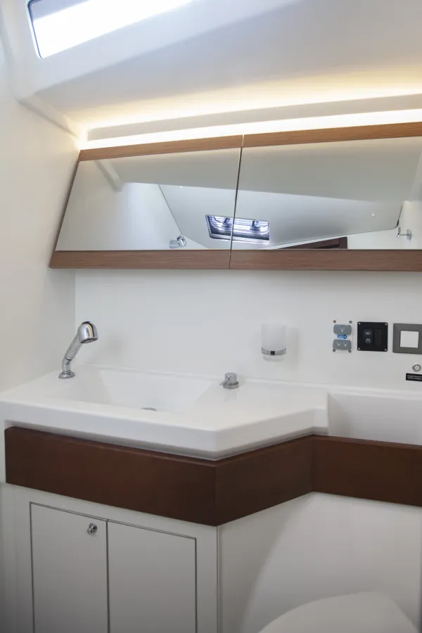 Front WC (starboard side)