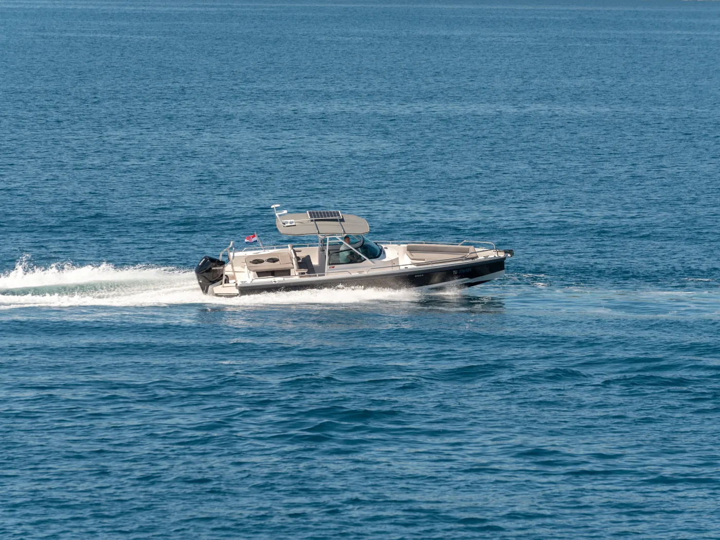 Axopar - Motor Yacht in Trogir