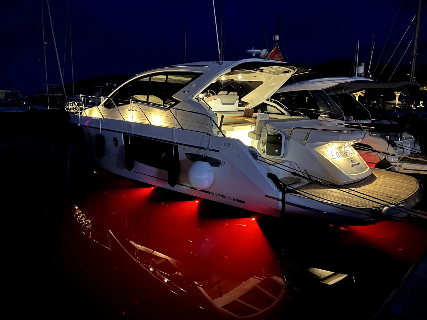 Onesta - Motor Yat içinde Tivat