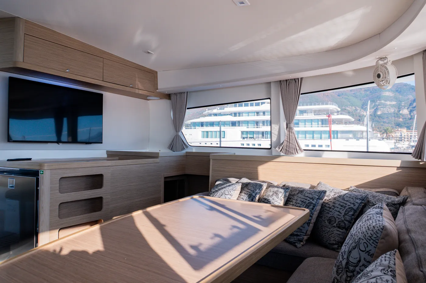 Lyubushka - Katamaran içinde Tivat