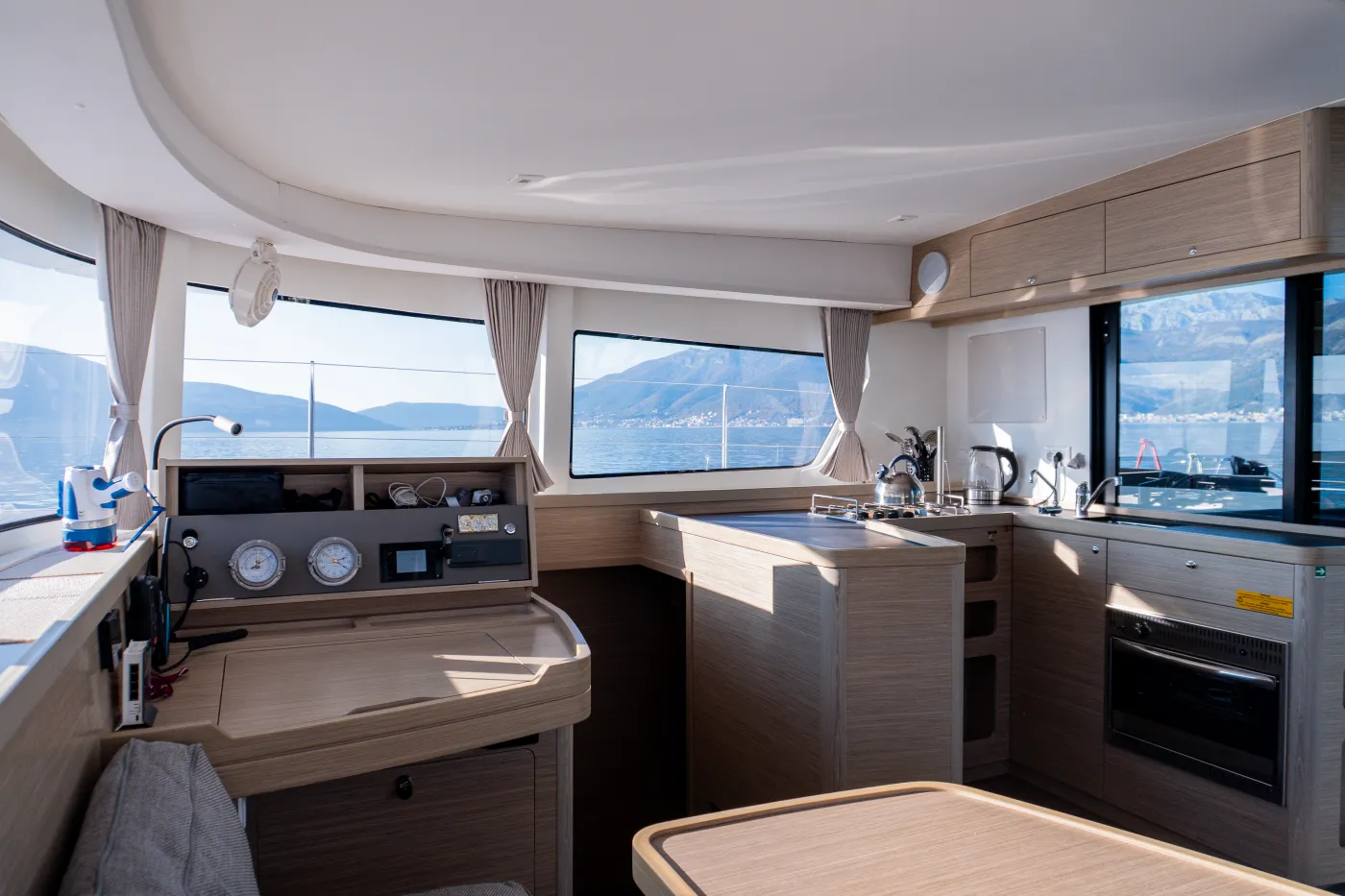 Lyubushka - Katamaran içinde Tivat