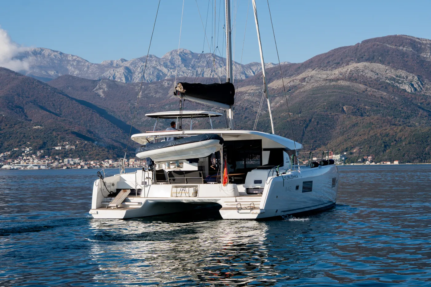 Lyubushka - Katamaran içinde Tivat