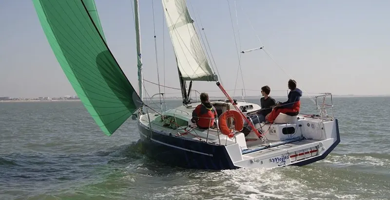 Shore Line - Yelkenli içinde La Rochelle