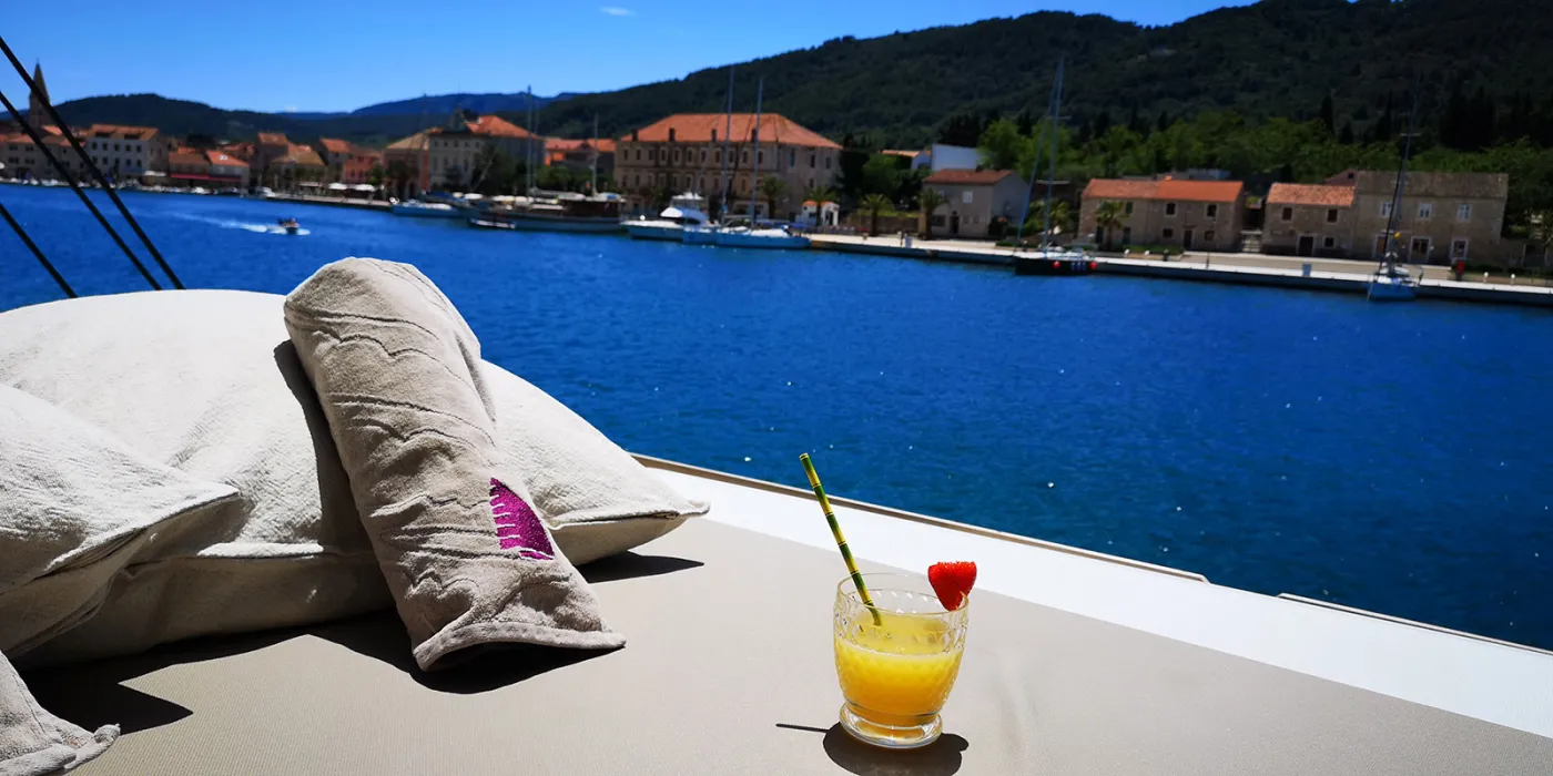 NAMASTE OF BALI - Katamaran içinde Kaštel Gomilica