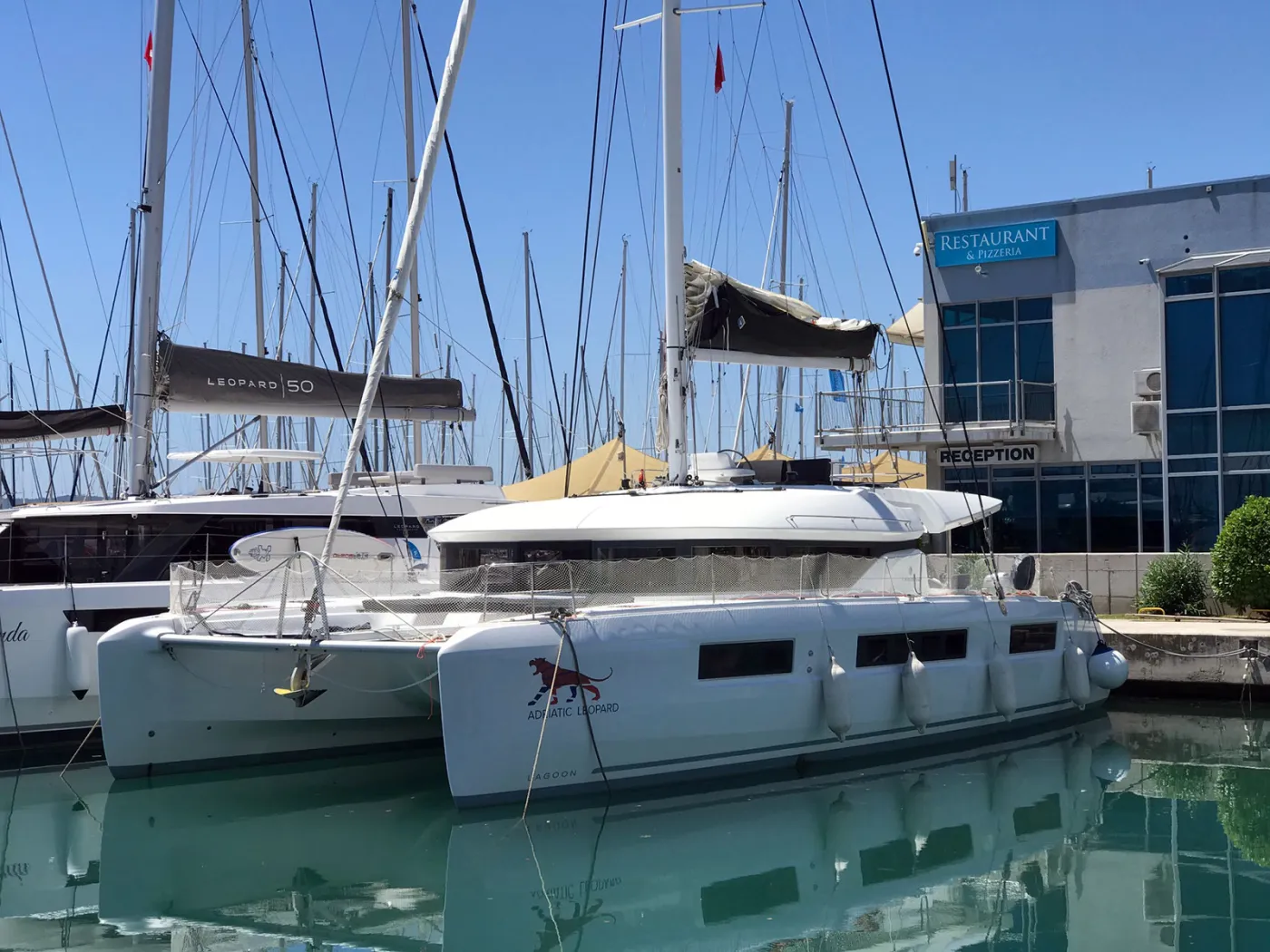 ADRIATIC LEOPARD - Katamaran içinde Kaštel Gomilica