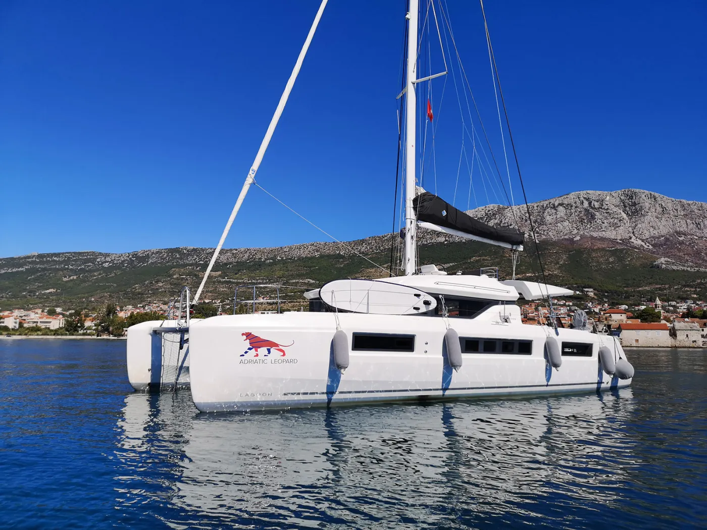 ADRIATIC LEOPARD - Katamaran içinde Kaštel Gomilica