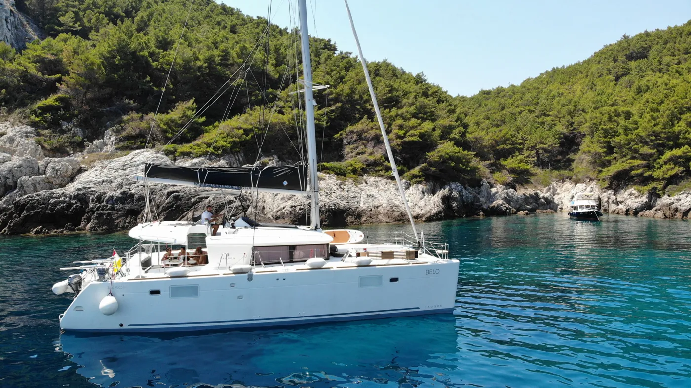 BELO - Catamaran in Kaštel Gomilica