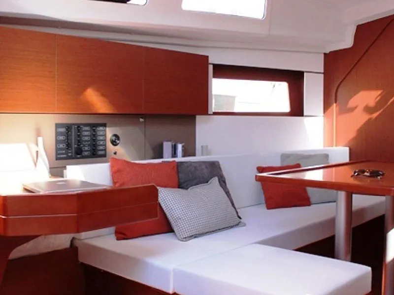 Oceanis 35.1 Club - Sailboat in Cannigione