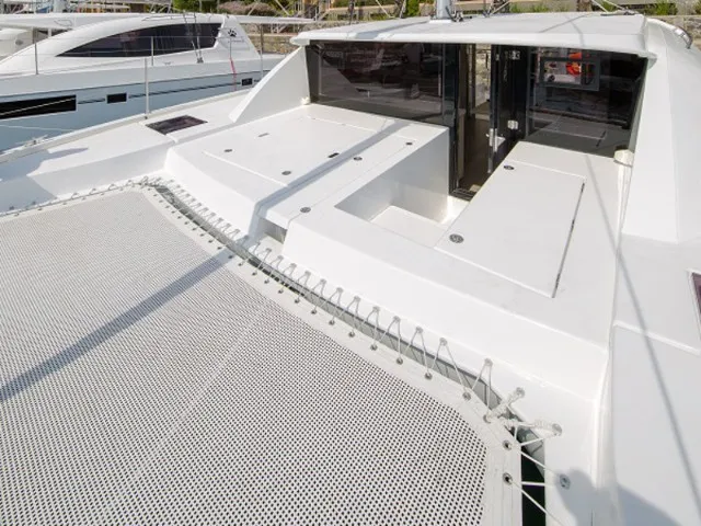 Sunsail 404 Classic - Catamaran in Marina