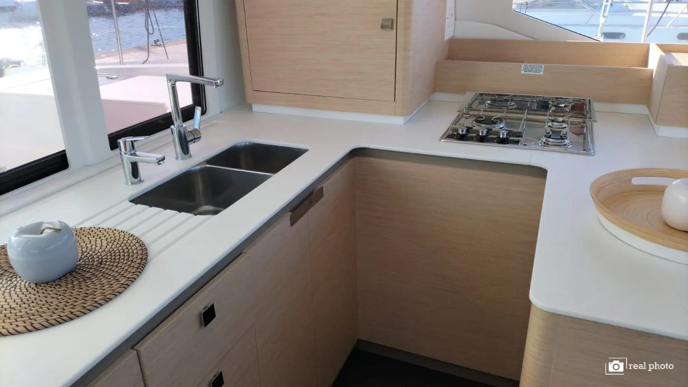 Agitation - A/C, Generator, Water maker. Solar panel - Catamaran in Cannigione
