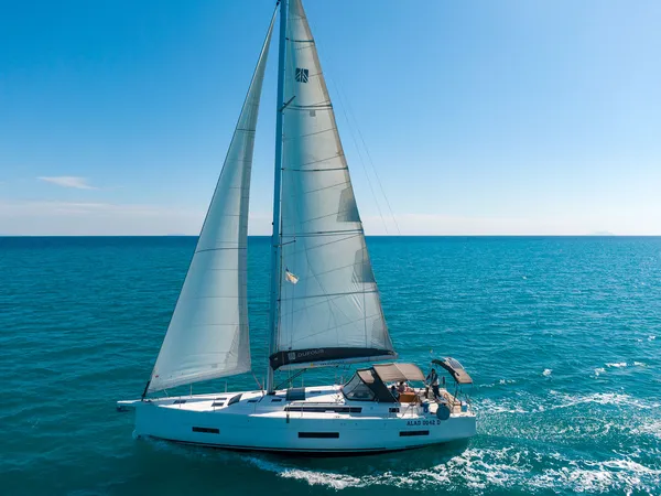 Cassiopea - A/C, Generator, Water maker, Solar Panel