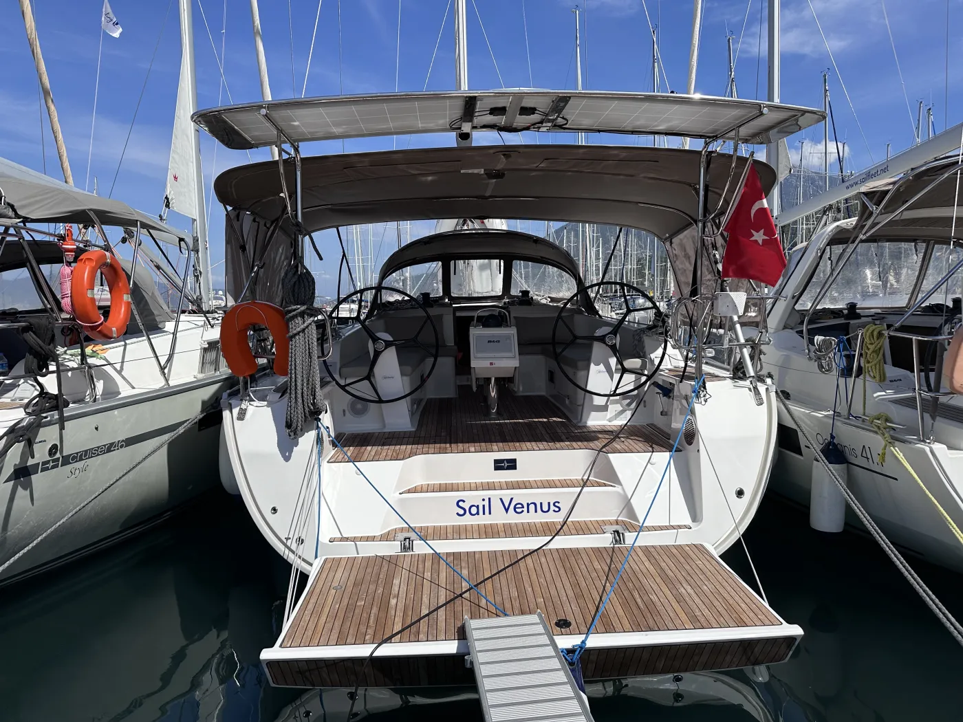 Sail Venus - Yelkenli içinde Karagözler