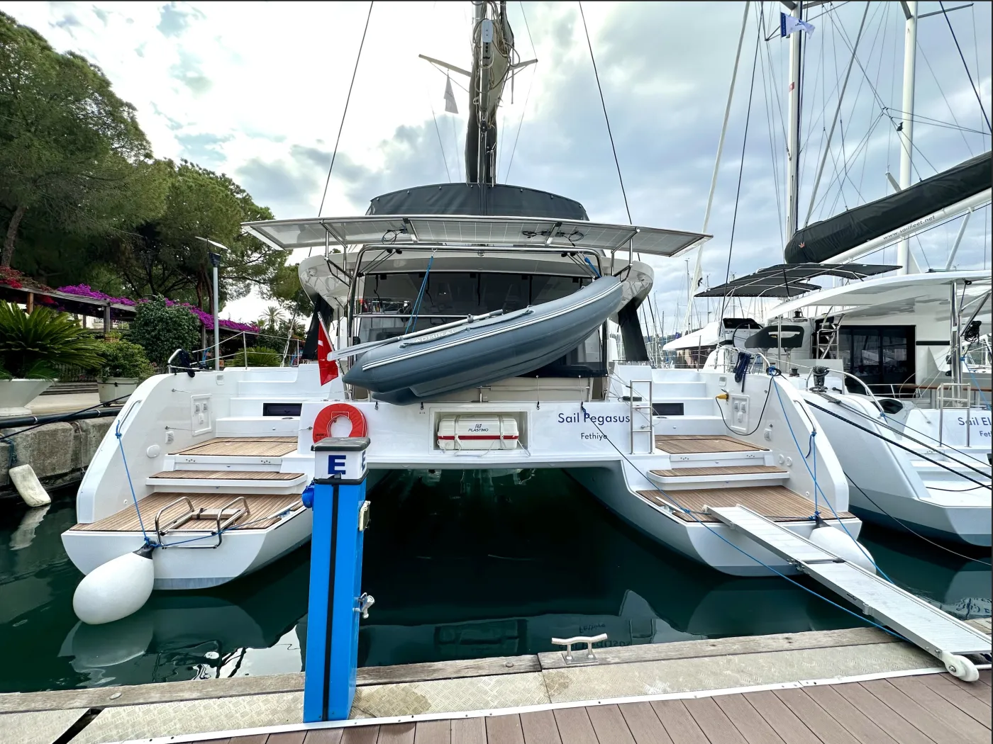 Sail Pegasus - Katamaran içinde Karagözler