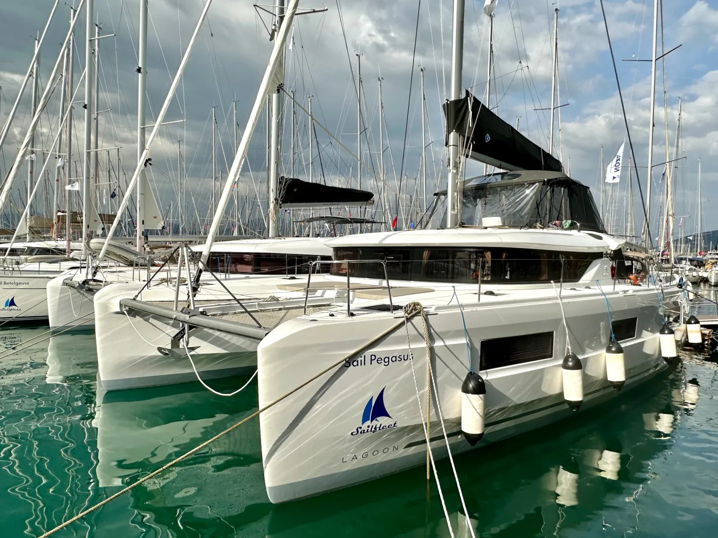 Sail Pegasus - Katamaran içinde Karagözler
