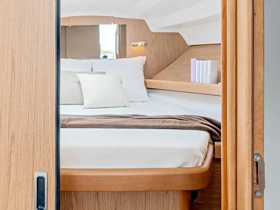Antares 32 Fly - Motor Yacht in Trogir