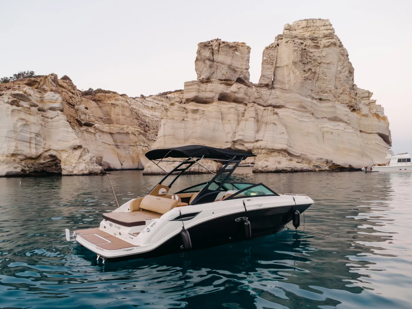 Sea Ray - Motor Yacht in Adamantas
