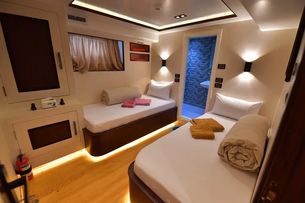 Twin bed cabin lower deck 3 - Motor Yacht in Sharm El Sheikh 2