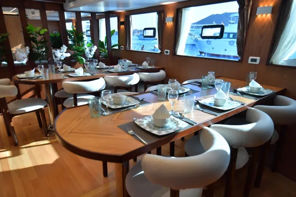 Twin bed cabin lower deck 1