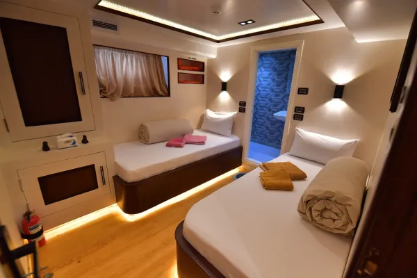 Twin bed cabin lower deck 4