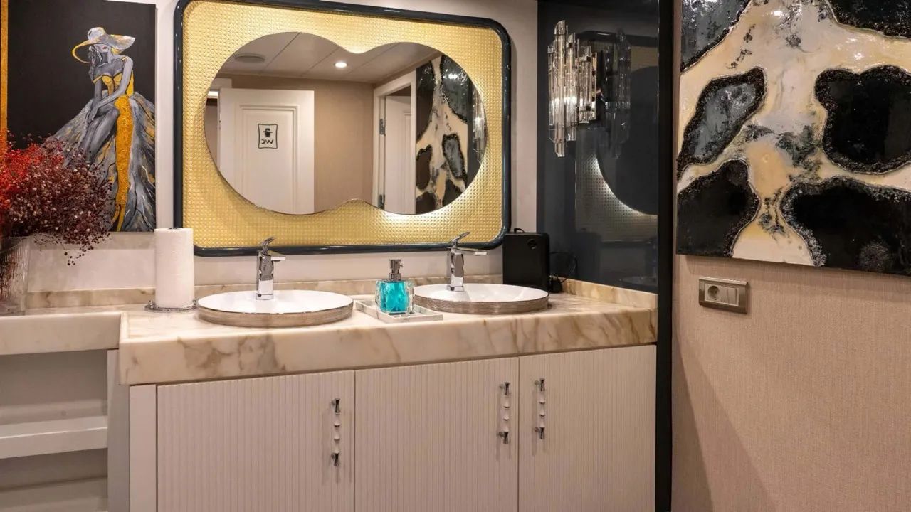 Den Den - Motor Yacht in Eskiçeşme