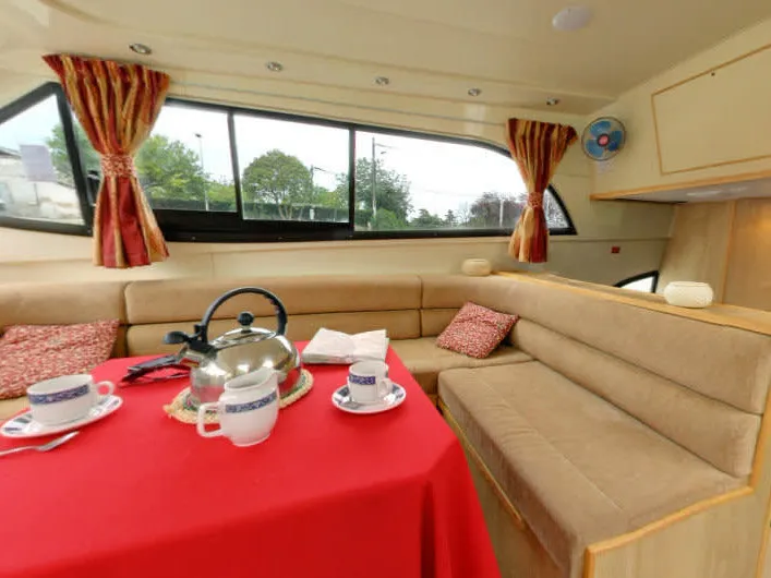 Mystique - Comfort Plus 6 - Motor Yacht in Saint-Usage
