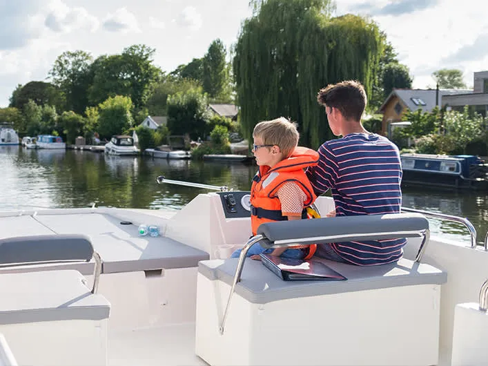 Horizon 4 - Premier 32 - Motor Yacht in Castelnaudary
